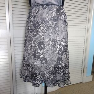 1X lace print black & white skirt